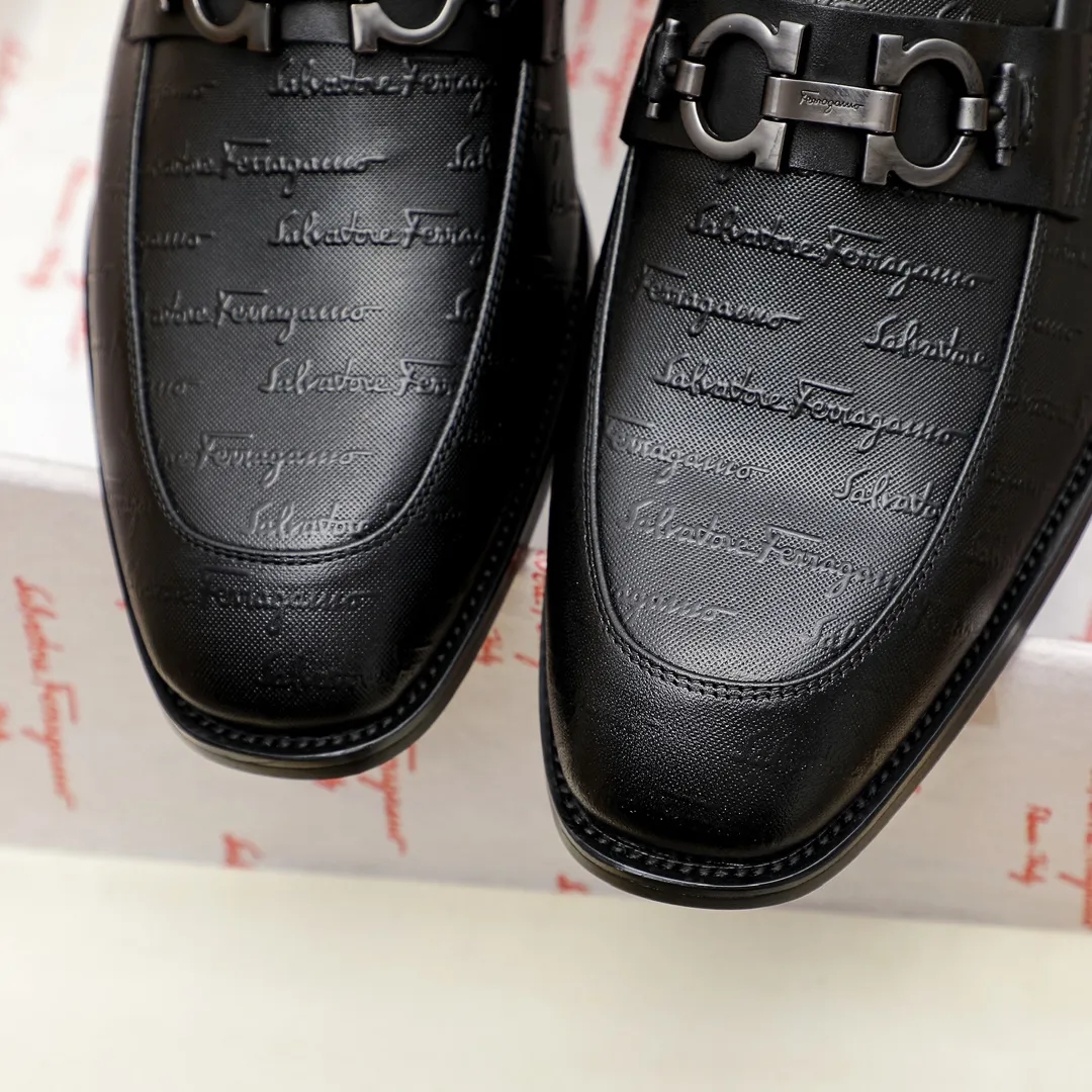 Factory price 460 🔥Ferragamo's new men's casual slip-on shoes🇨🇳Official website original 1:1 mold opening, original quality💯Fine workmanship, high-end luxury☘The upper is made of imported Italian first-layer cowhide🌴Water-dyed🐂Leather lining🍓Rubber wear-resistant and non-slip outsole, breathable and comfortable to wear🍍The first choice for high-grade men, black is optional! Code number 38-44 (45.46. Can be customized)